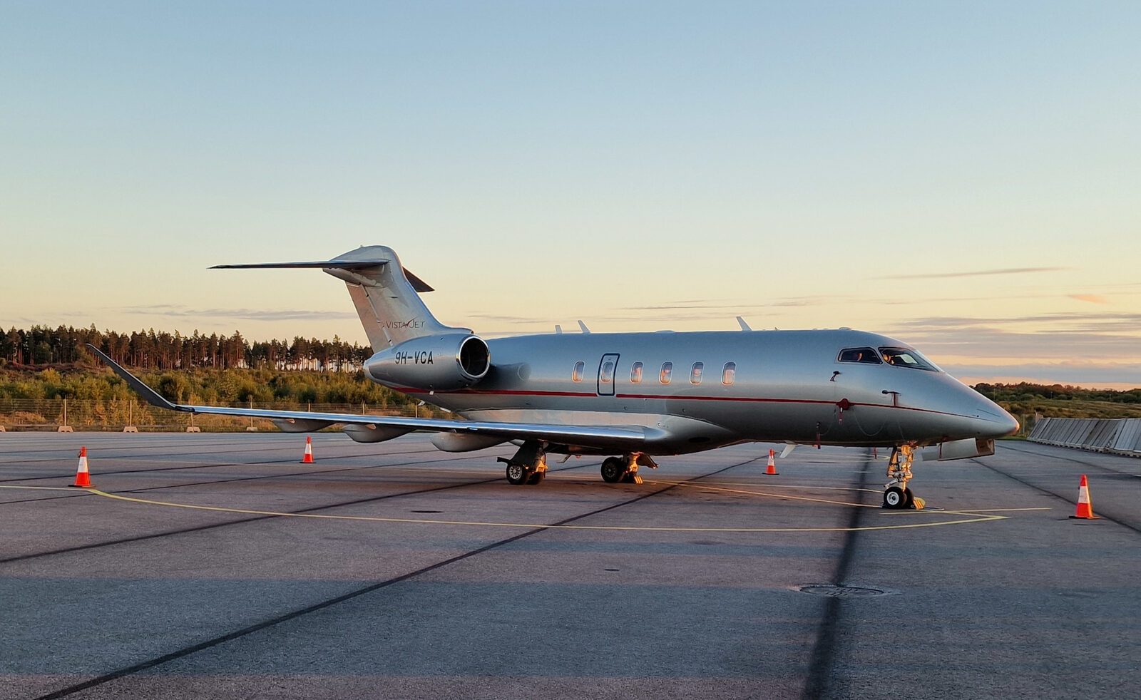 Bombardier Challenger 350 Super-Midsize Jet auf dem Vorfeld